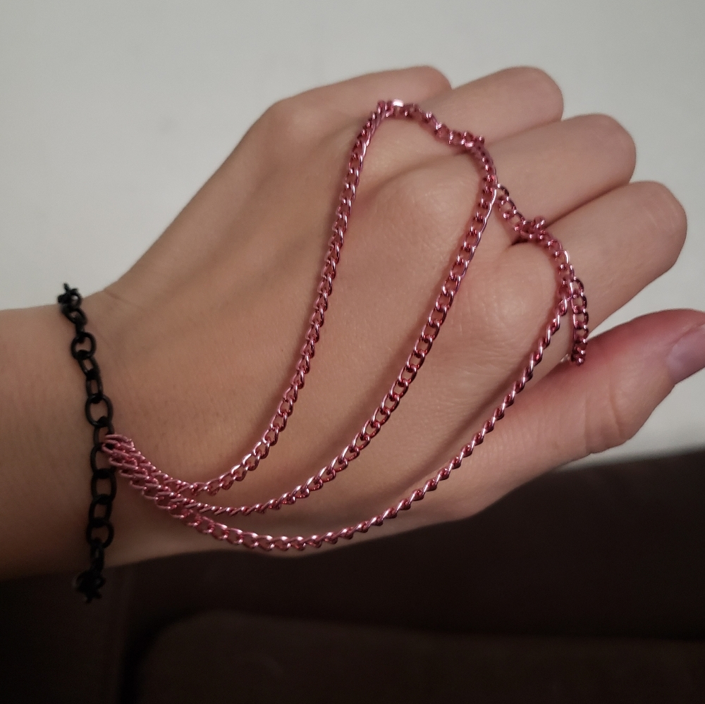Pink chain mitt